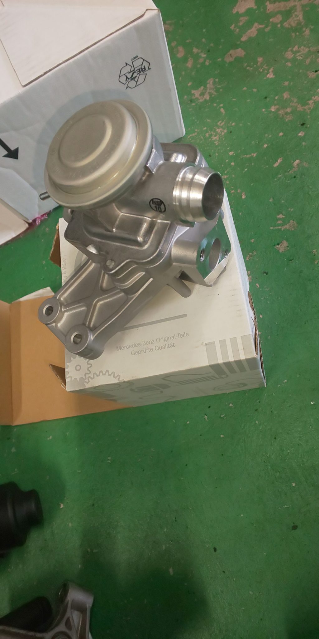 エアポンプ、EGRバルブ交換 W204 Cクラス REGALIA株式会社 仙台 仙台・愛子の自動車販売・整備・修理｜カーサロンレガリア